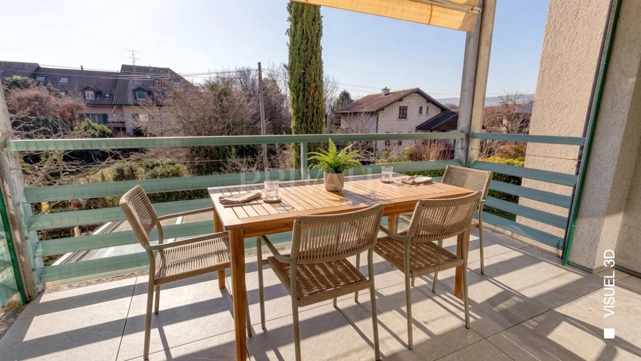 Balkon mit Esstisch