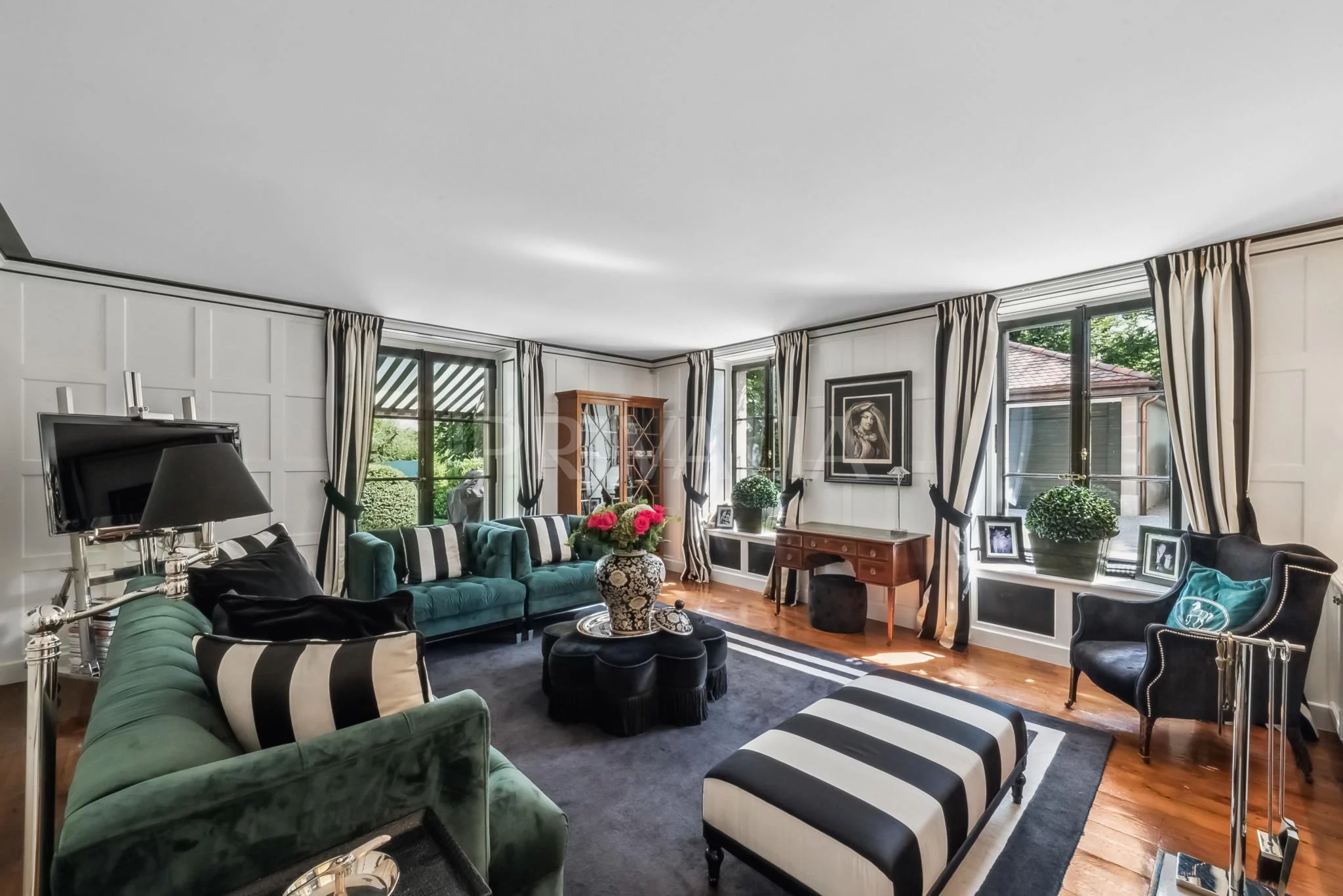 Elegantes Wohnzimmer mit klassischem Stilmix