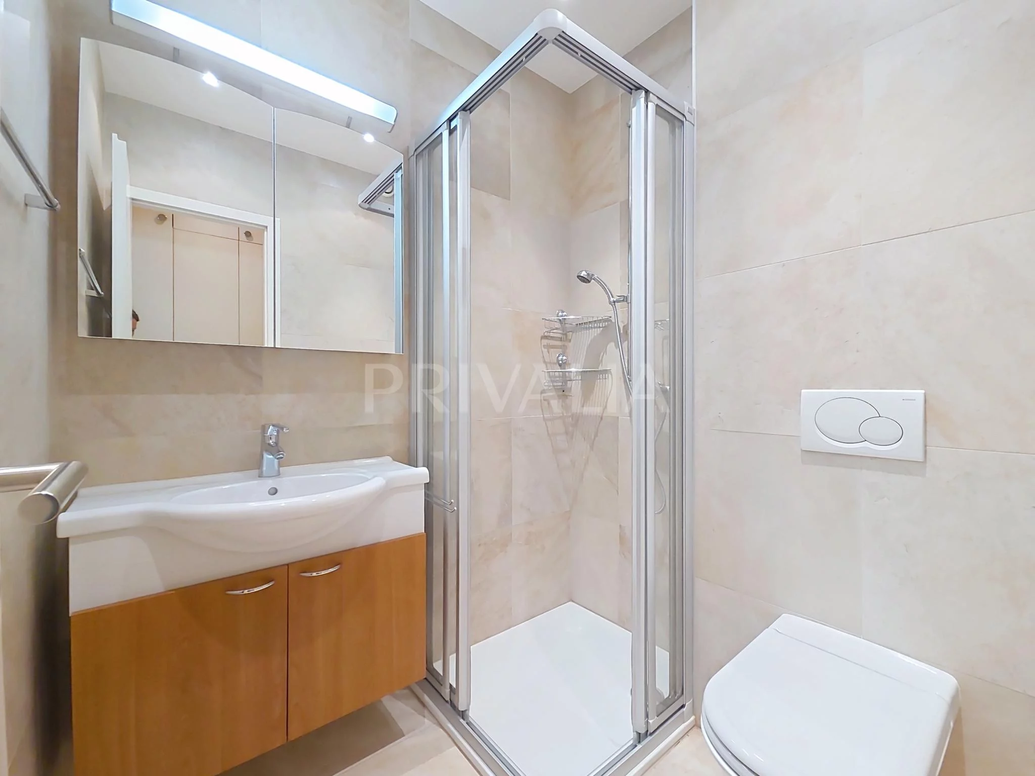 Modernes Badezimmer mit Dusche und Waschtisch