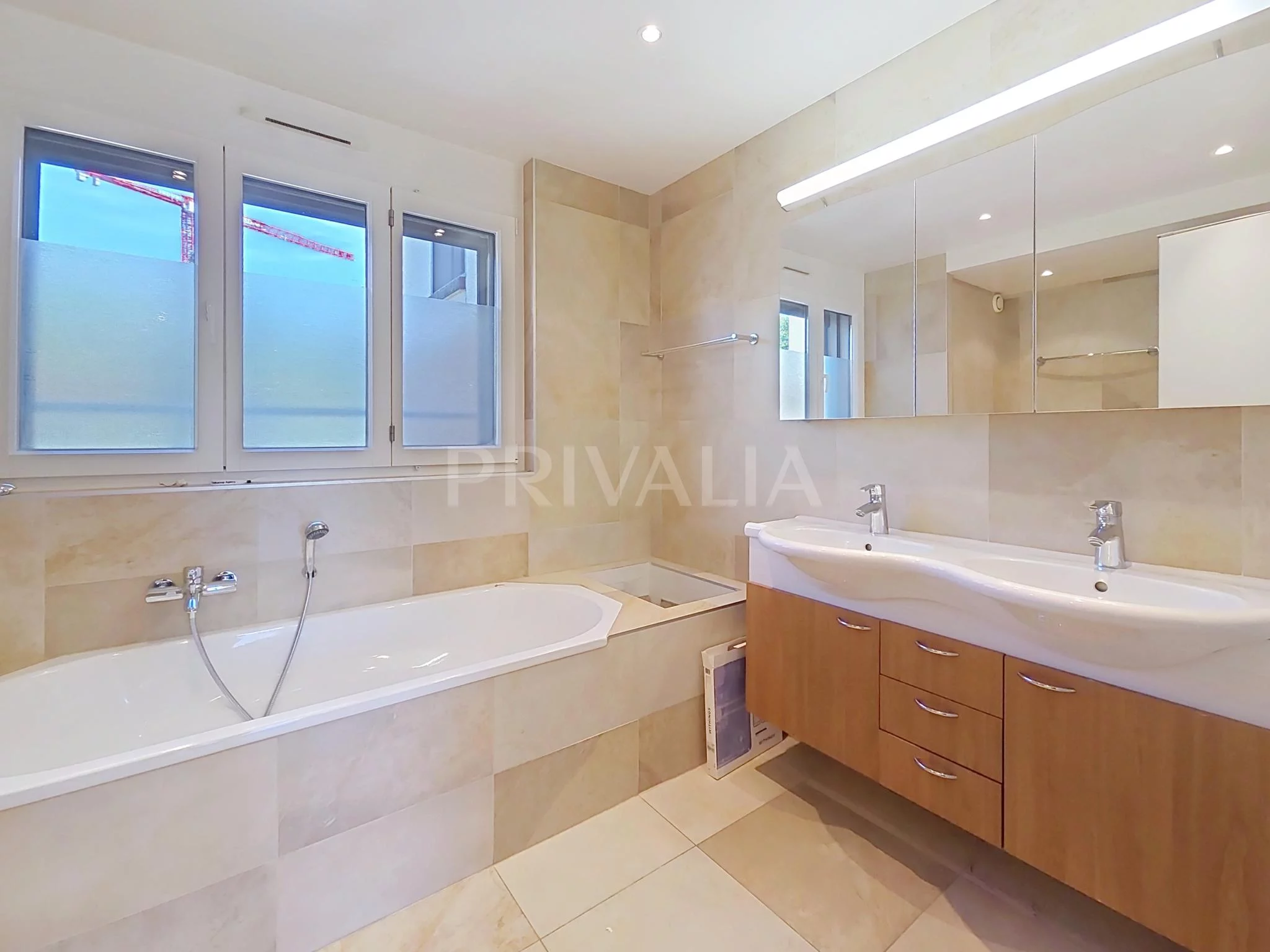 Modernes Badezimmer mit Badewanne und Doppelwaschtisch