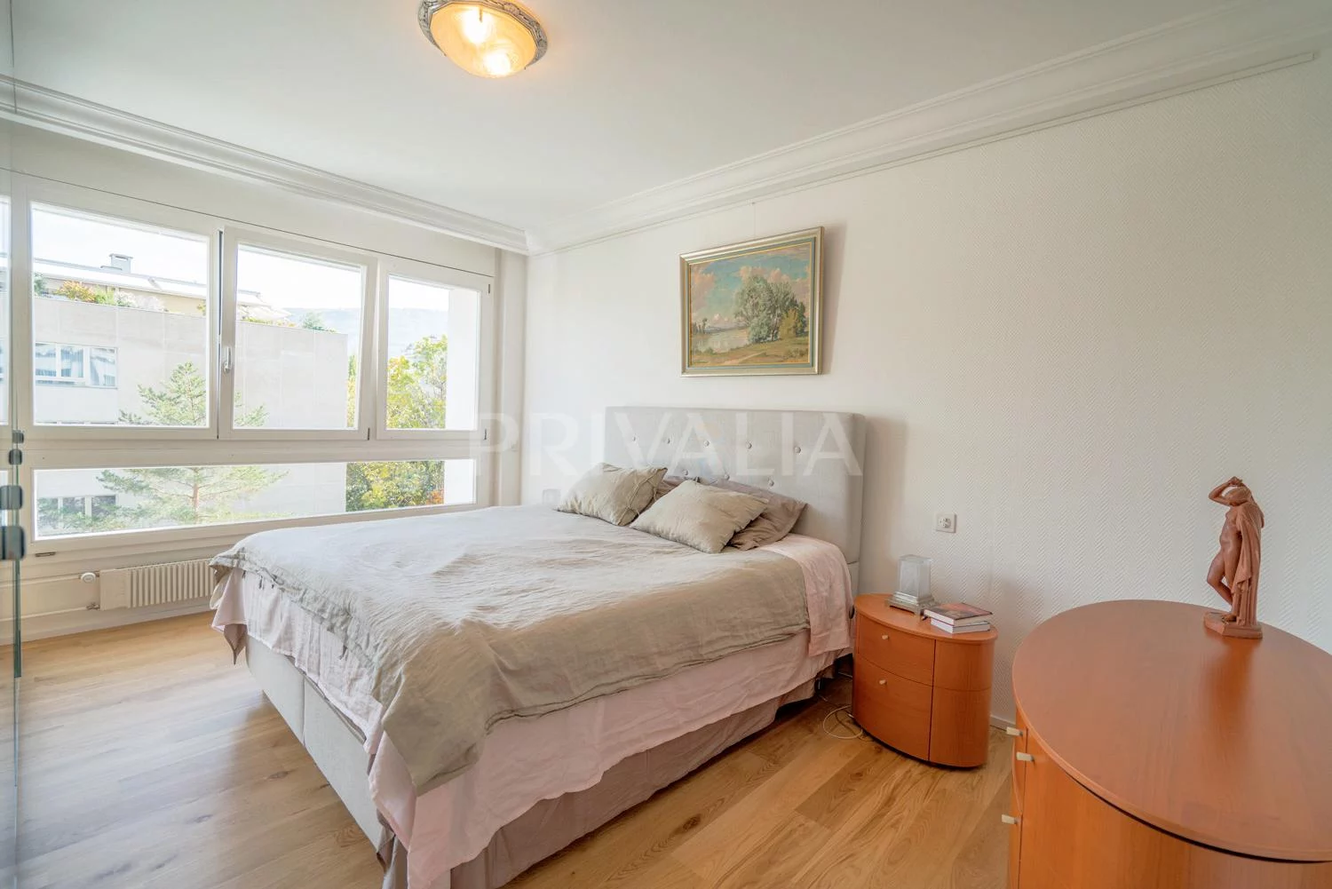 Helles Schlafzimmer mit großem Fenster