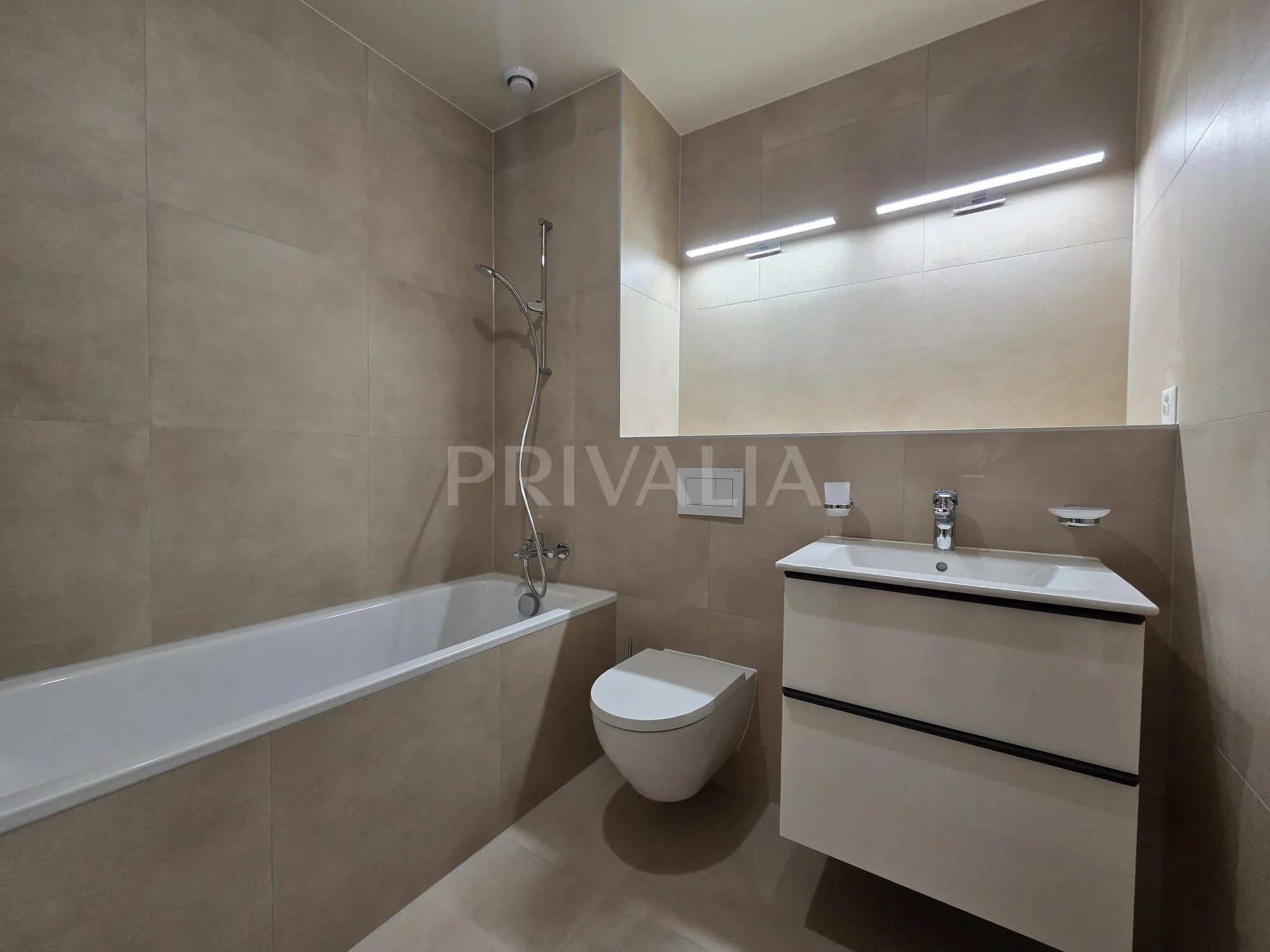Modernes Badezimmer mit Badewanne, WC und Waschtisch
