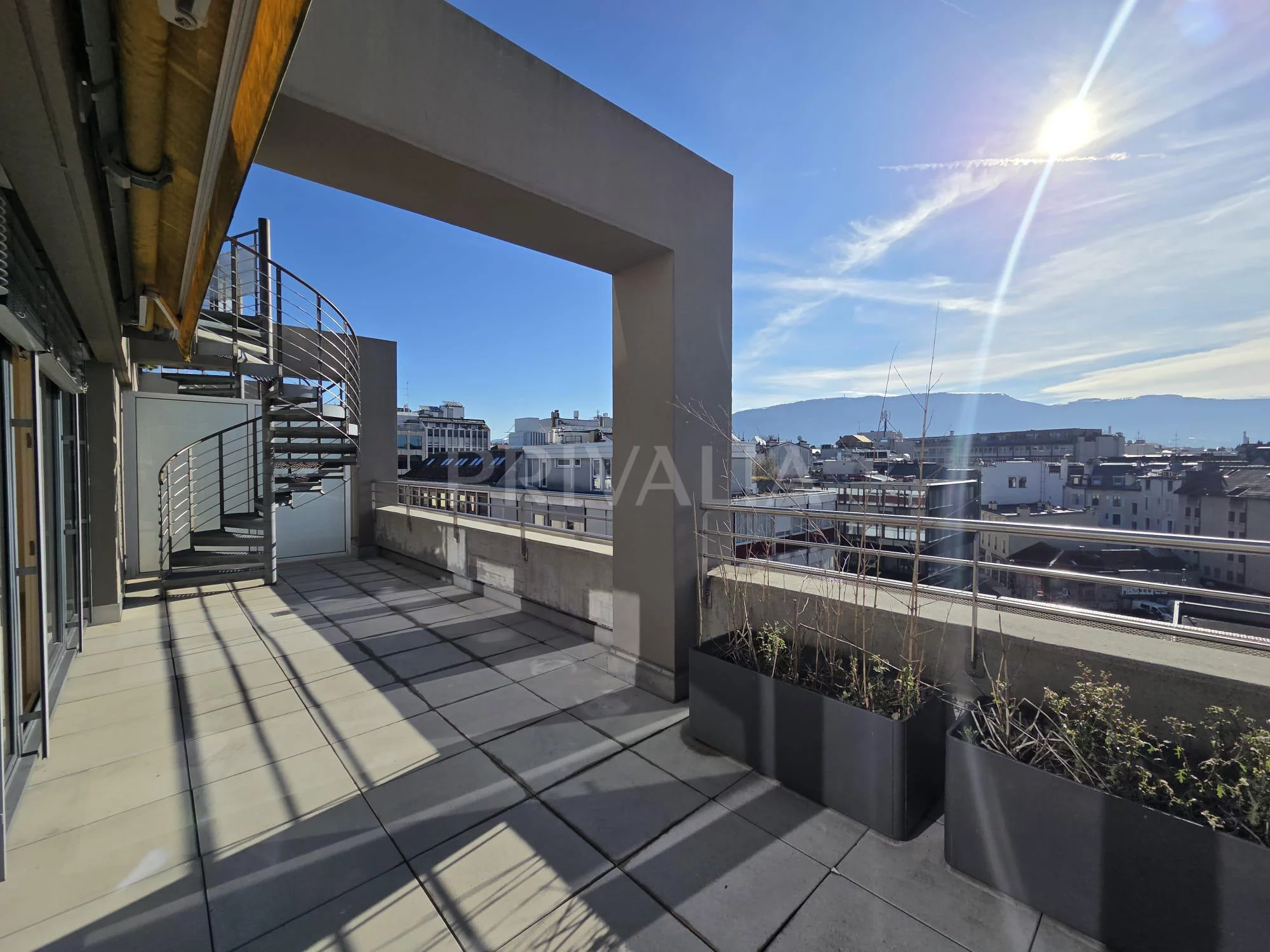 Dachterrasse mit Stadt- und Bergblick