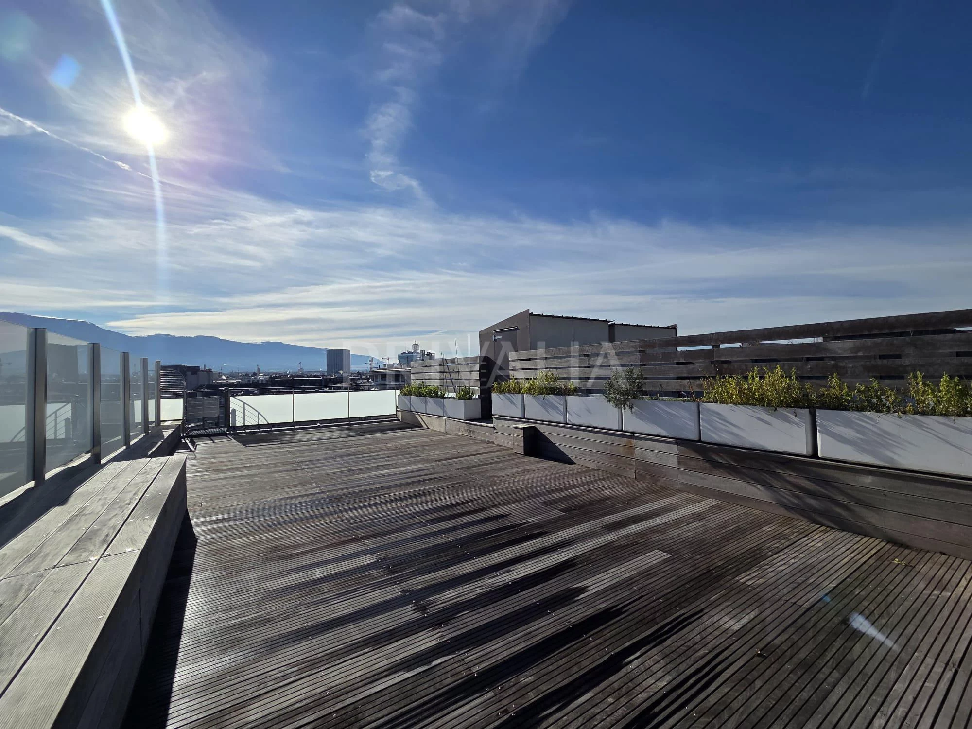 Dachterrasse mit Stadt- und Bergblick