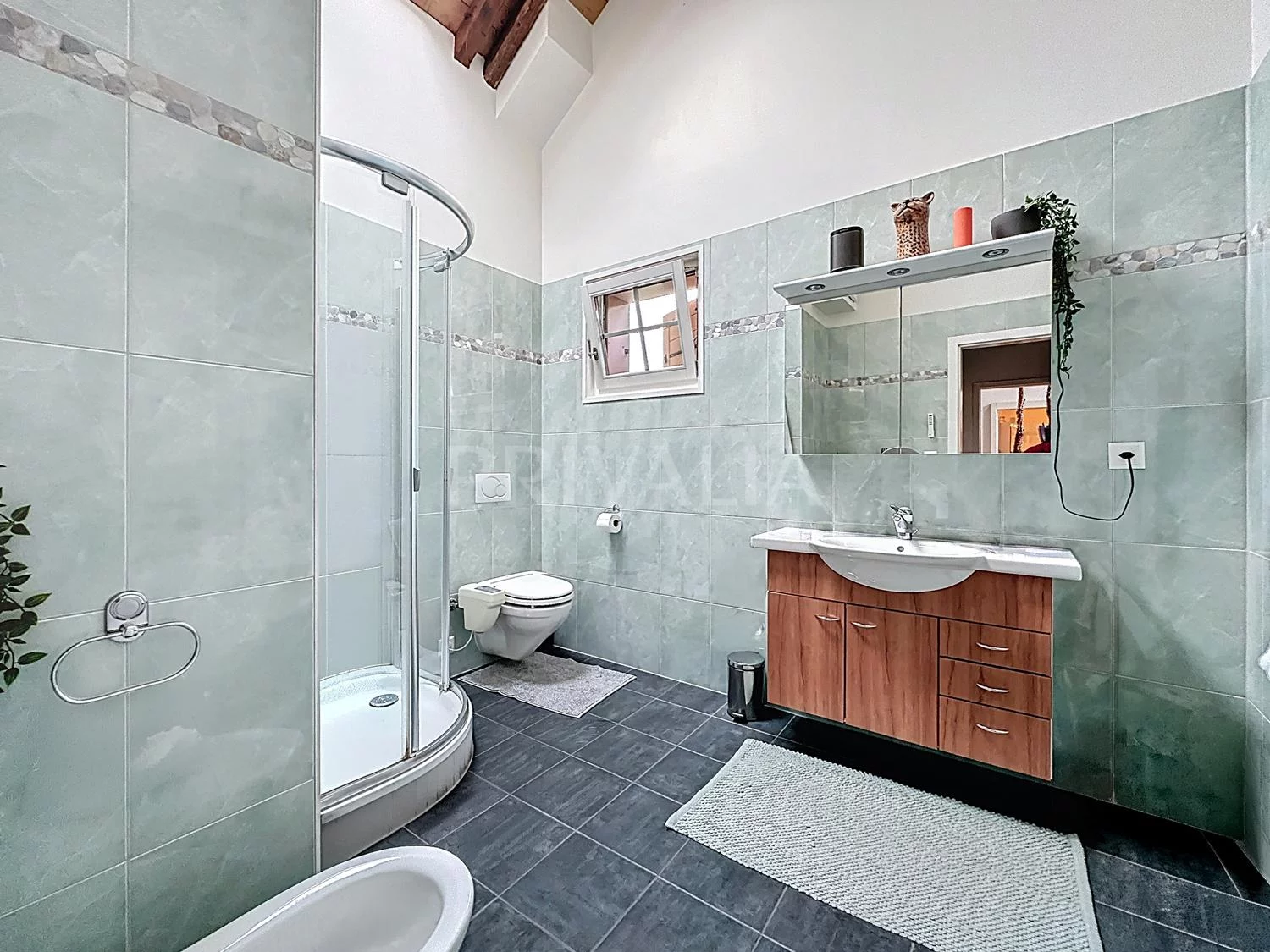 Modernes Badezimmer mit Eckdusche und Waschtisch