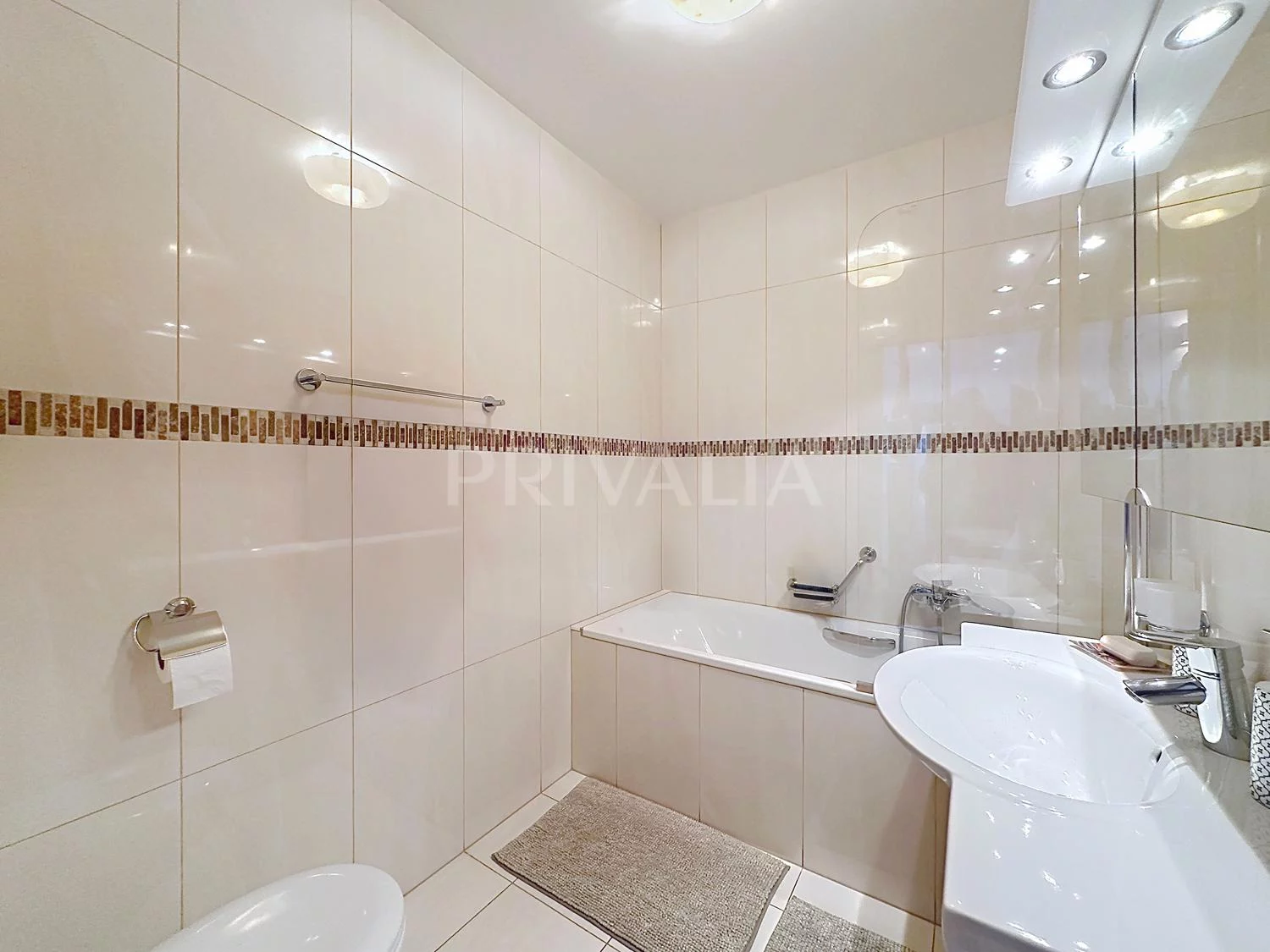 Modernes Badezimmer mit Badewanne und großformatigen Wandfliesen