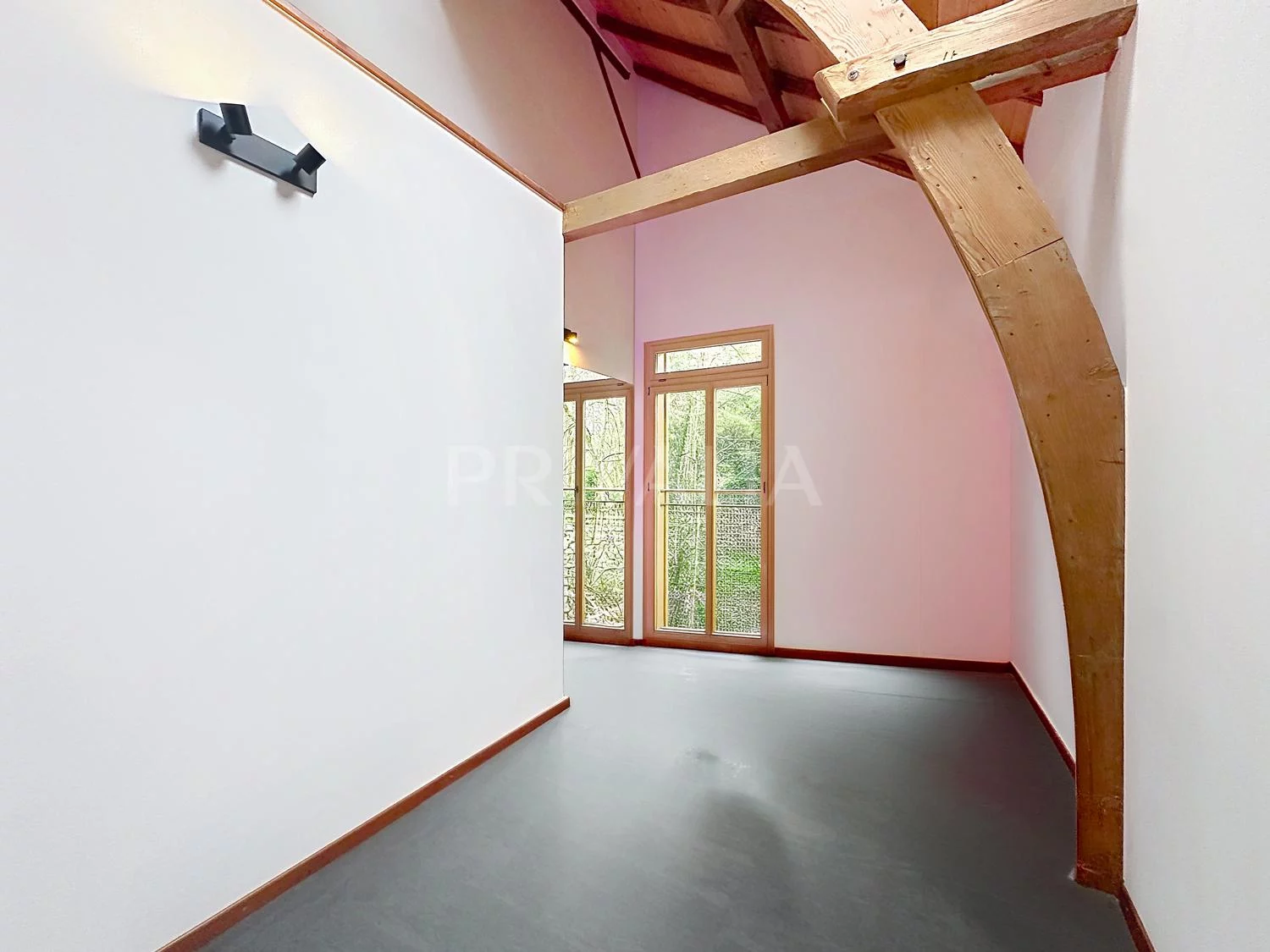 Heller Dachraum mit sichtbaren Holzbalken