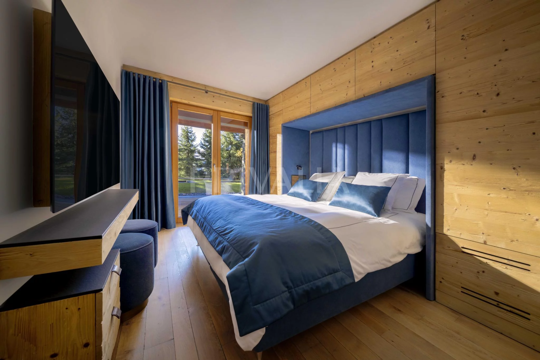 Gemütliches Schlafzimmer mit Holzverkleidung
