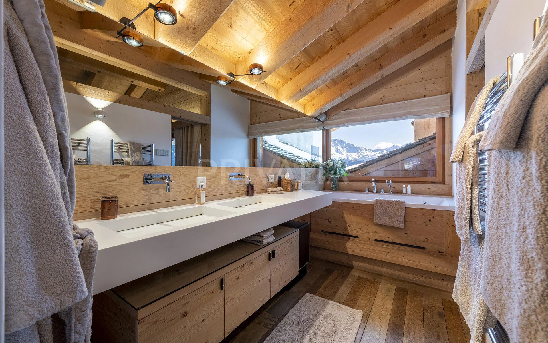 Luxuriöses Badezimmer mit Bergblick