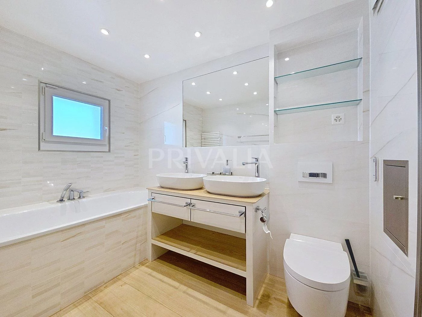 Modernes Badezimmer mit Badewanne, Doppelwaschtisch und WC