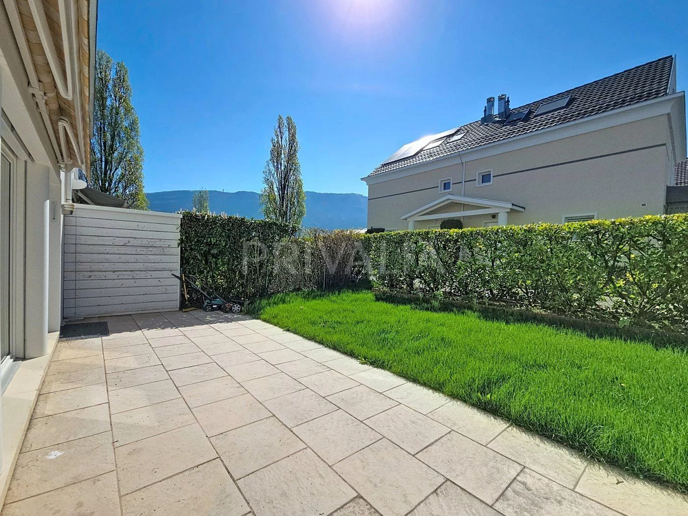 Terrasse mit Garten und Bergblick