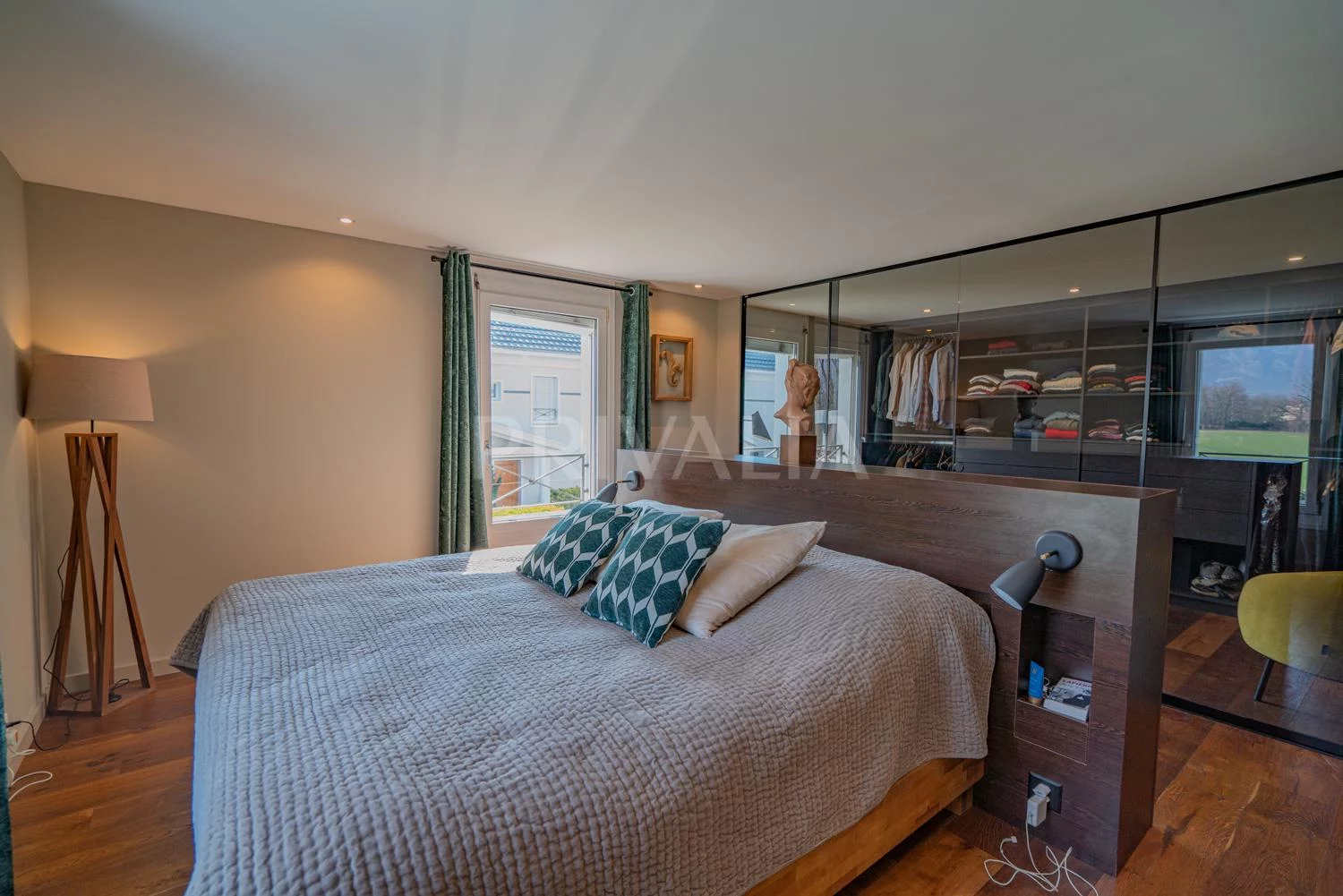 Modernes Schlafzimmer mit begehbarem Kleiderschrank