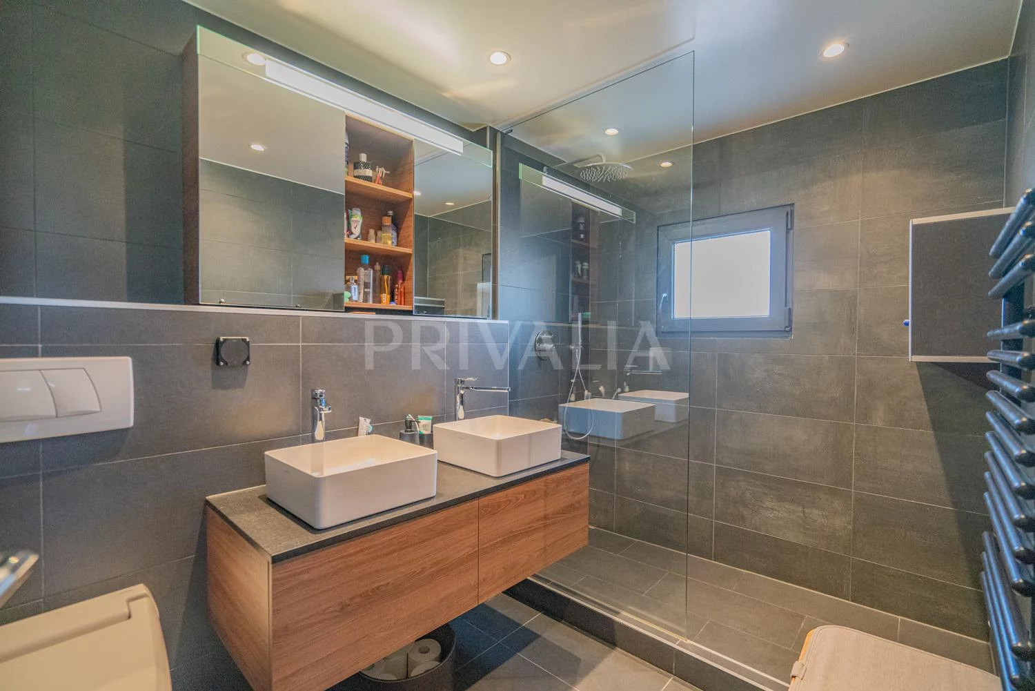 Modernes Badezimmer mit Doppelwaschtisch und Glasdusche
