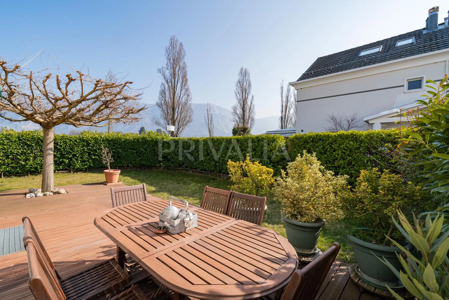 Garten mit Terrasse und Bergblick