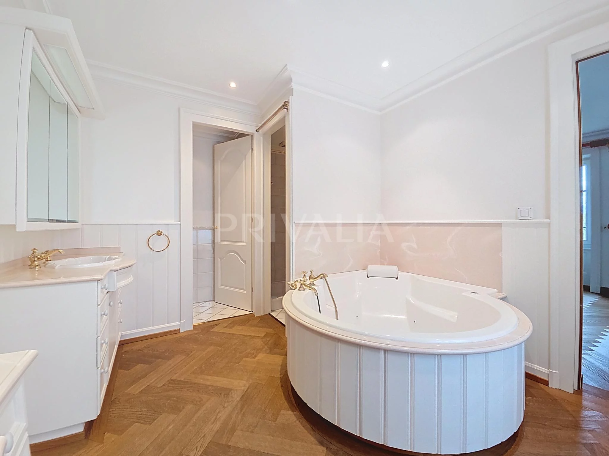 Luxuriöses Badezimmer mit freistehender Eckwanne