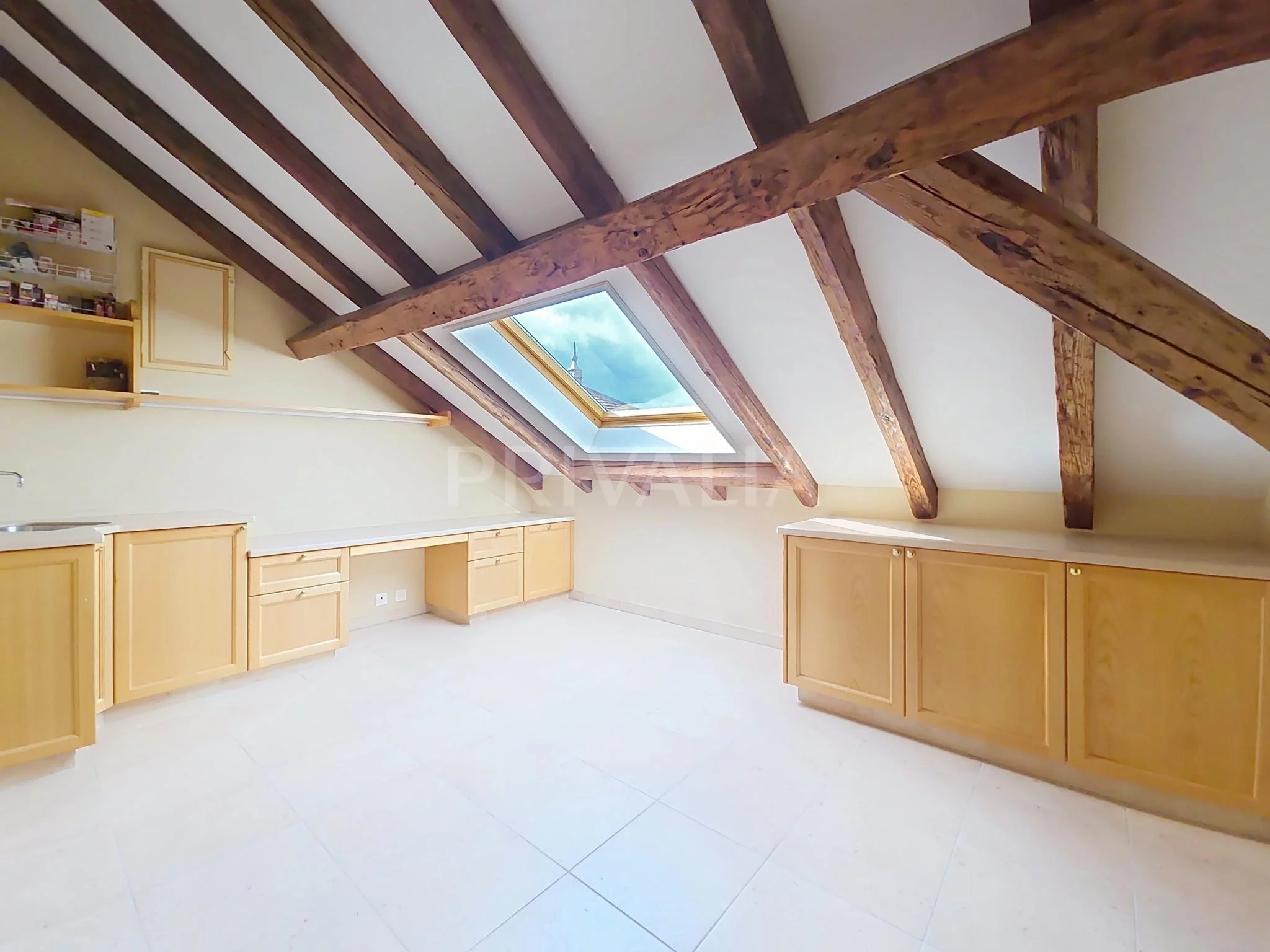 Dachgeschossraum mit sichtbaren Holzbalken