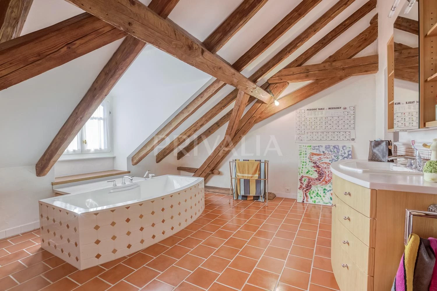Dachbad mit sichtbaren Holzbalken und Badewanne