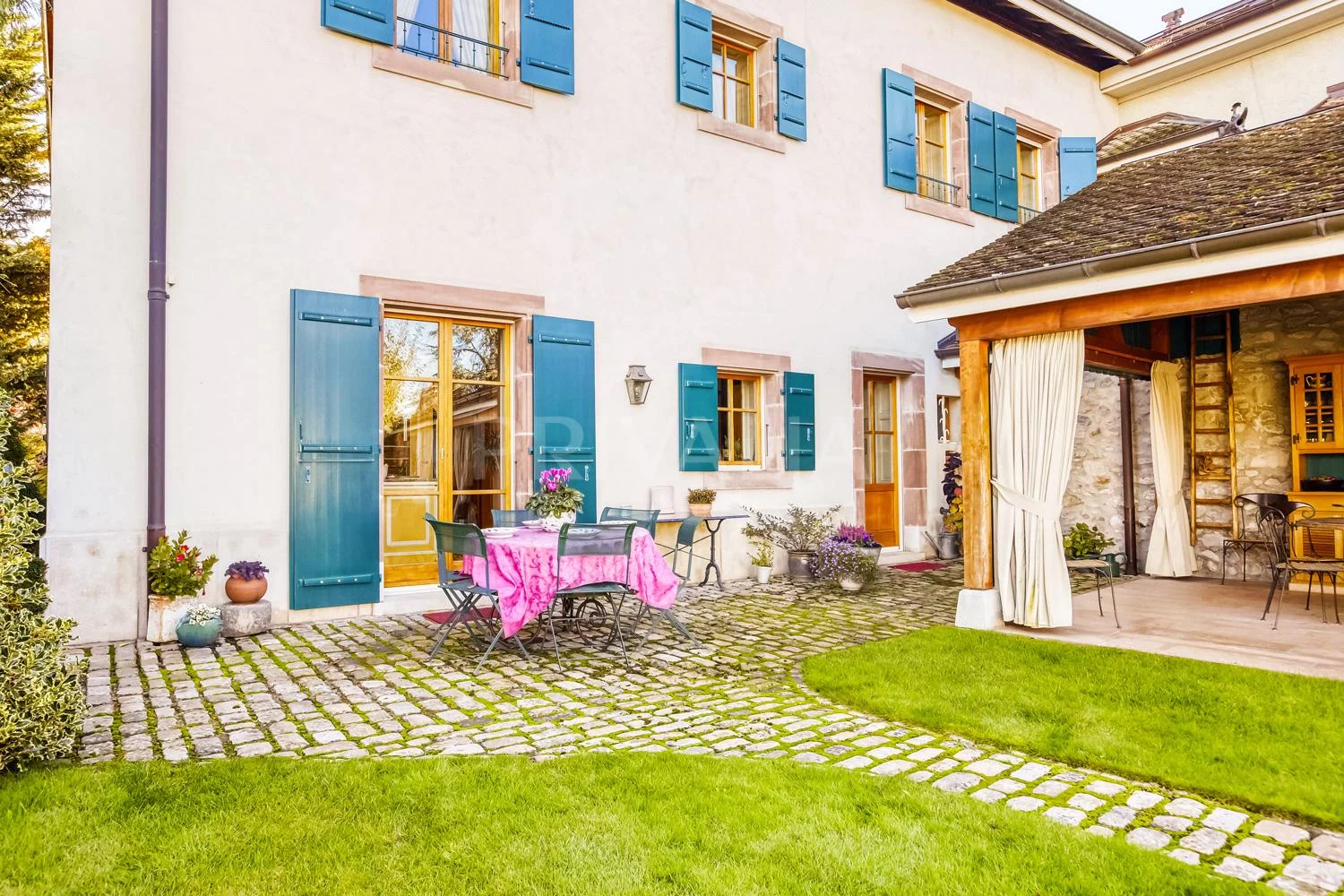 Historischer Innenhof mit Terrasse