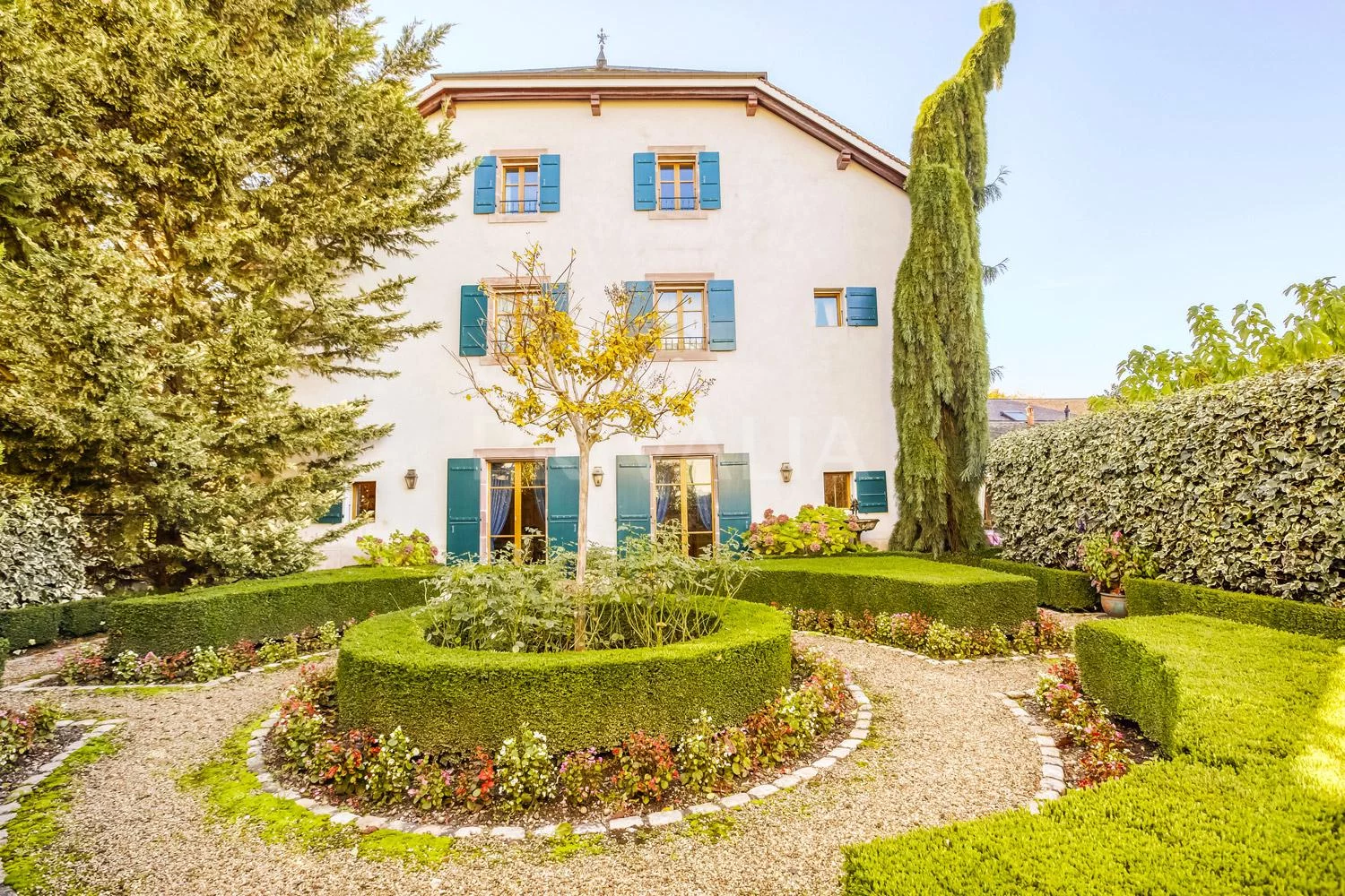 Villa mit mediterranem Garten