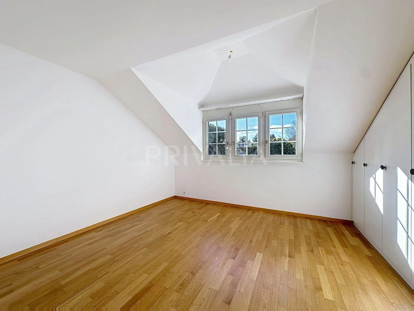 Helles Dachzimmer mit Holzfußboden