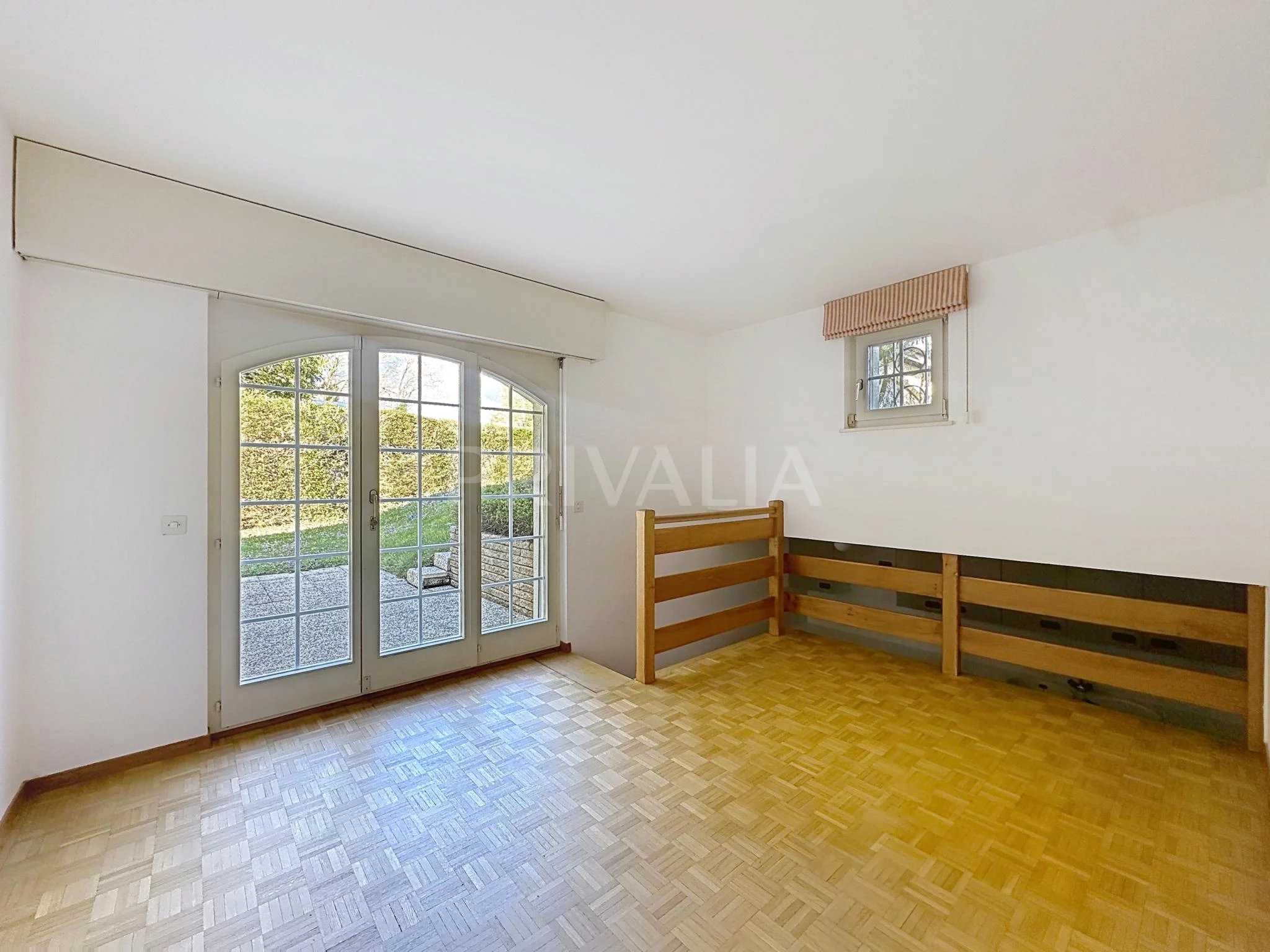 Helles Zimmer mit Terrassentür und kleiner Fensteröffnung