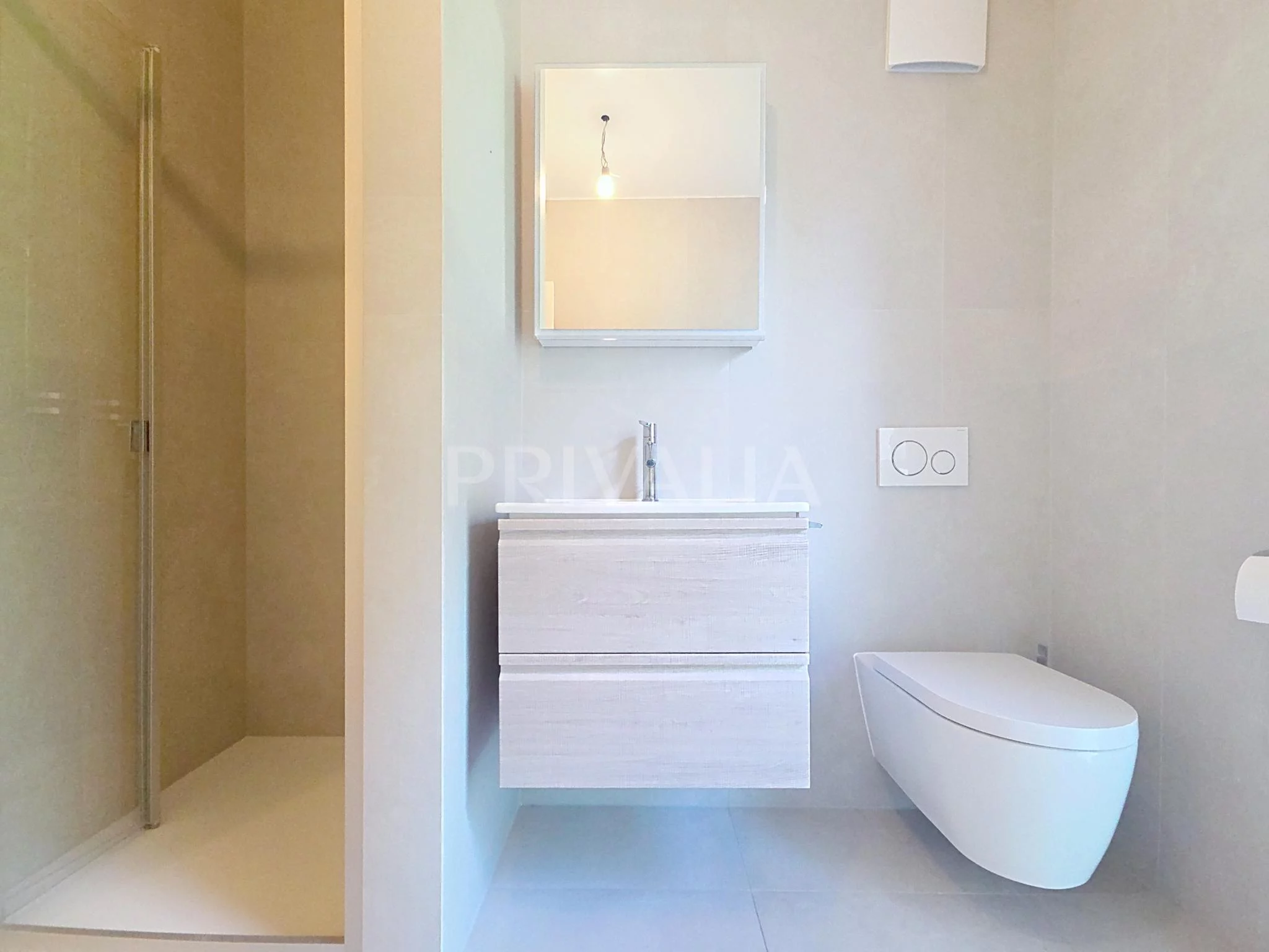 Modernes Badezimmer mit Dusche und wandhängendem WC