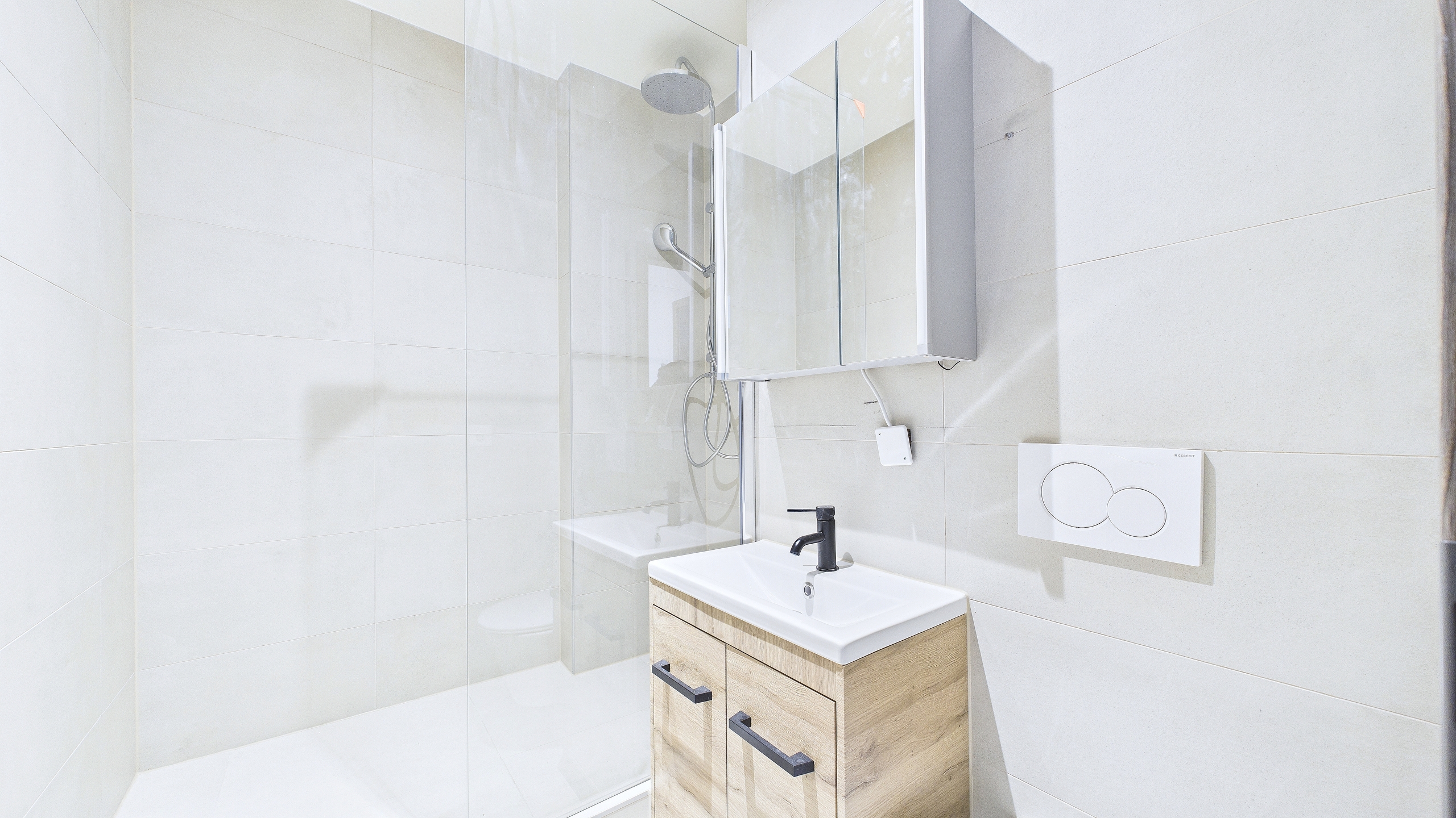Modernes Badezimmer mit Walk-in-Dusche