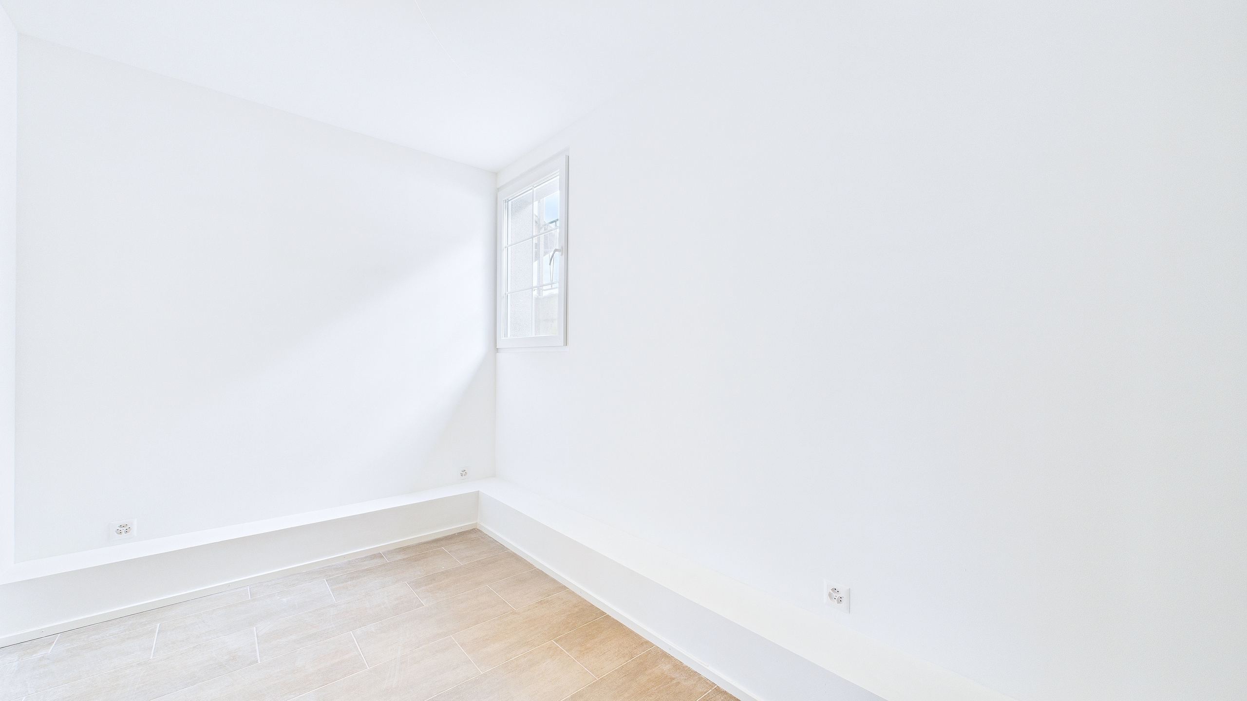 Heller leerer Raum mit kleinem Fenster