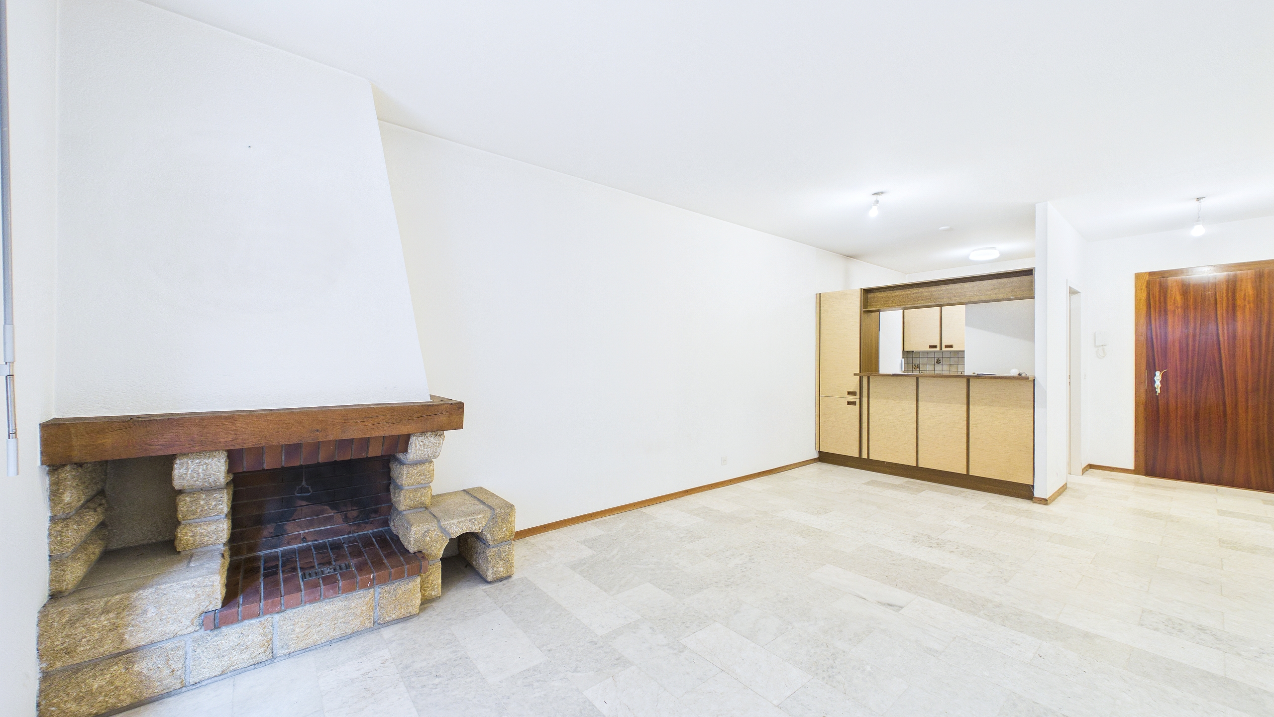 Wohnraum mit Kamin und offener Bar
