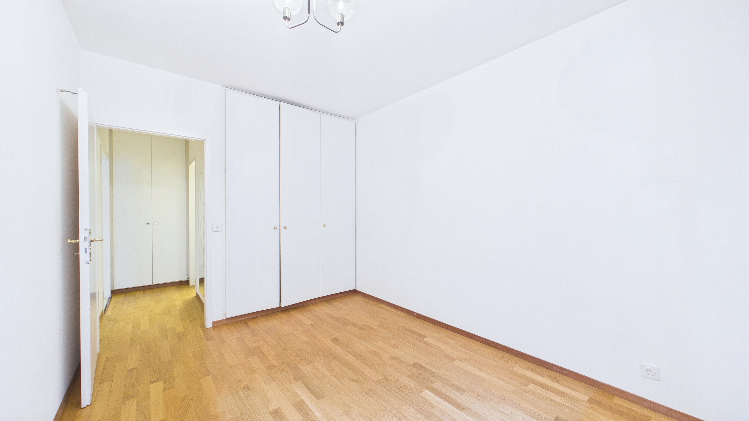 Heller leerer Raum mit Einbauschrank