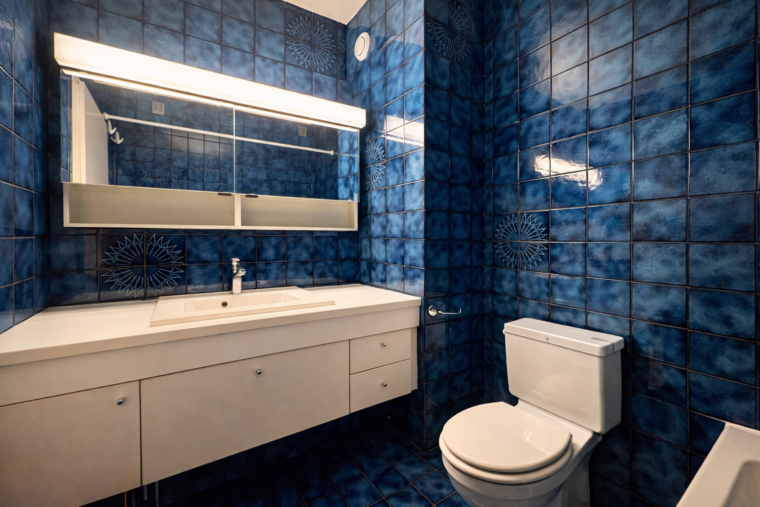 Badezimmer mit blauen Fliesen
