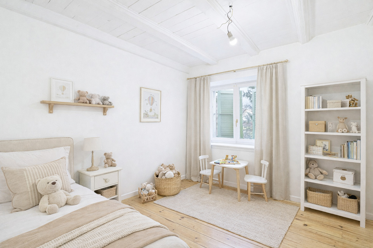 Helles Kinderzimmer mit Naturholz- und Cremefarben