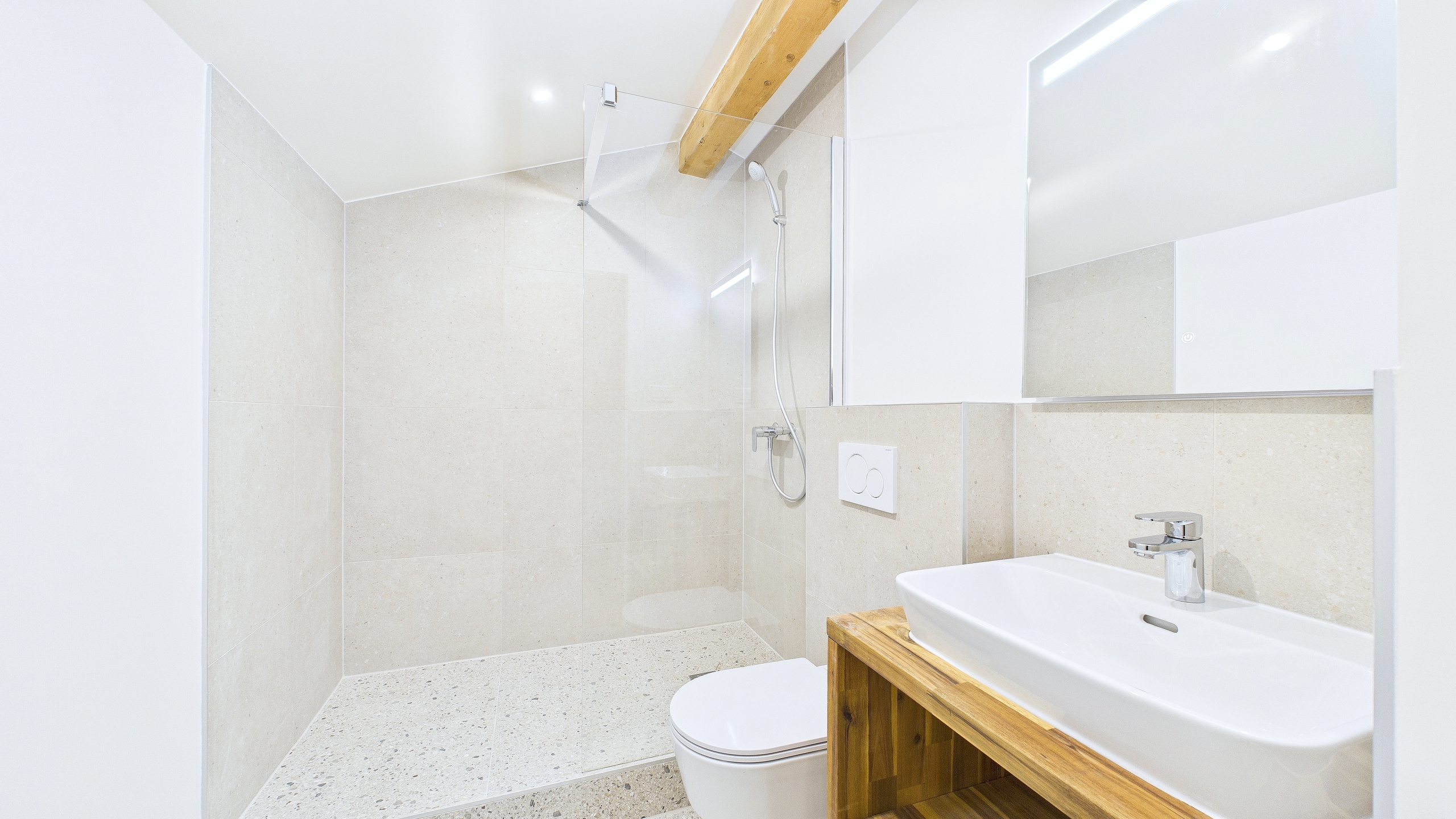 Modernes Badezimmer mit begehbarer Dusche und Waschtisch