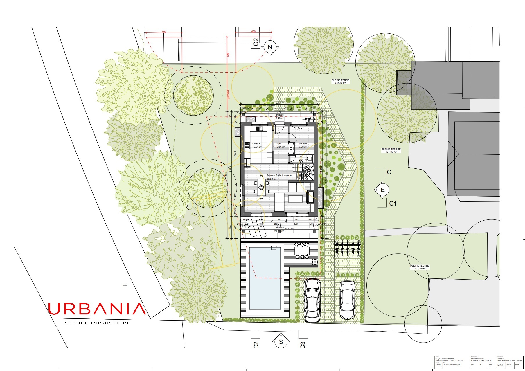 Grundriss eines Einfamilienhauses mit Garten, Terrasse und Pool