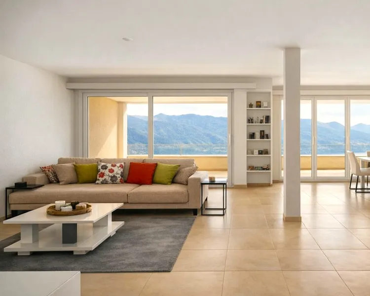 Helles Wohnzimmer mit Meer- oder Bergblick
