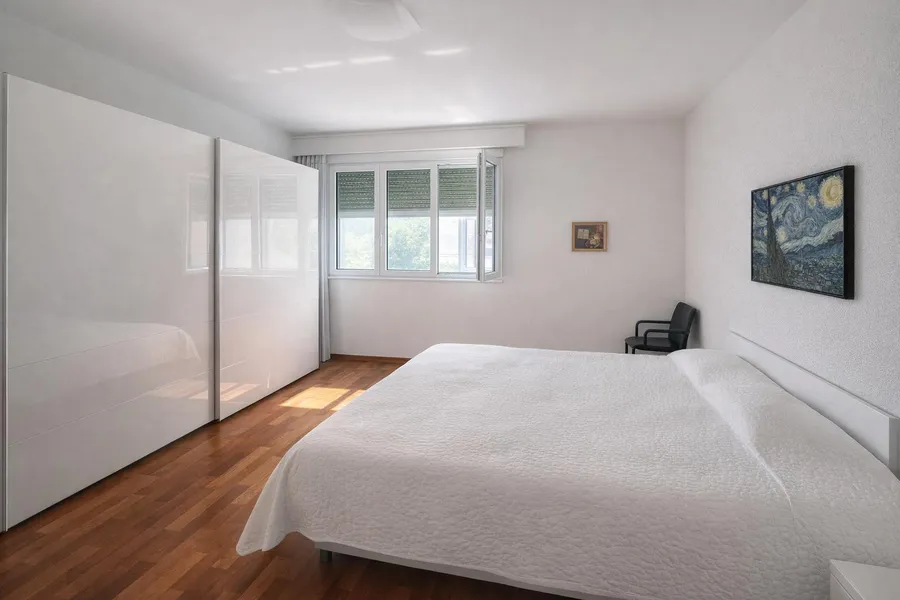 Helles Schlafzimmer mit großen Kleiderschränken