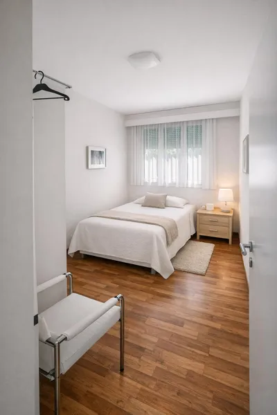 Schlichtes Schlafzimmer mit Einzelbett