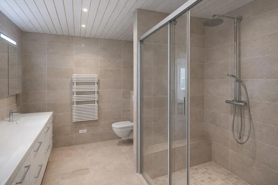 Modernes Badezimmer mit begehbarer Dusche