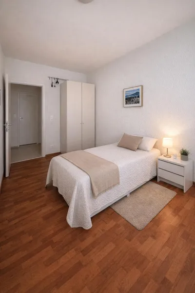 Helles Schlafzimmer mit schlichter Einrichtung
