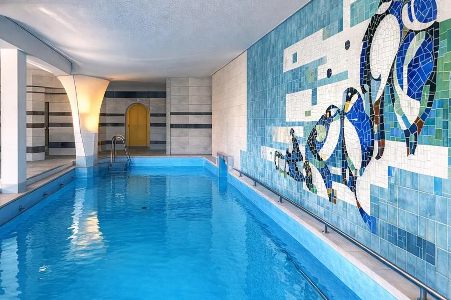 Innenpool mit Mosaikwand