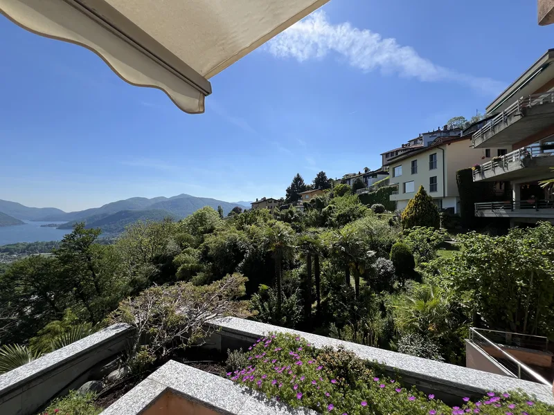 Balkon- und Gartenblick über See und Berge