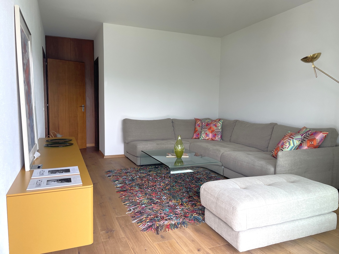 Helles modernes Wohnzimmer mit Ecksofa
