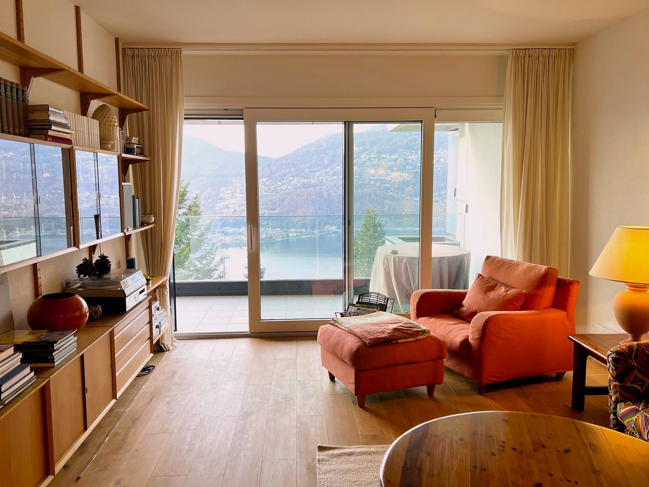 Wohnzimmer mit Seeblick