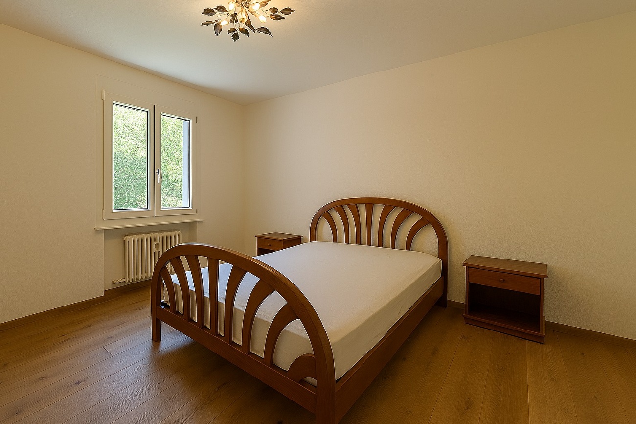 Schlafzimmer mit Holzbett