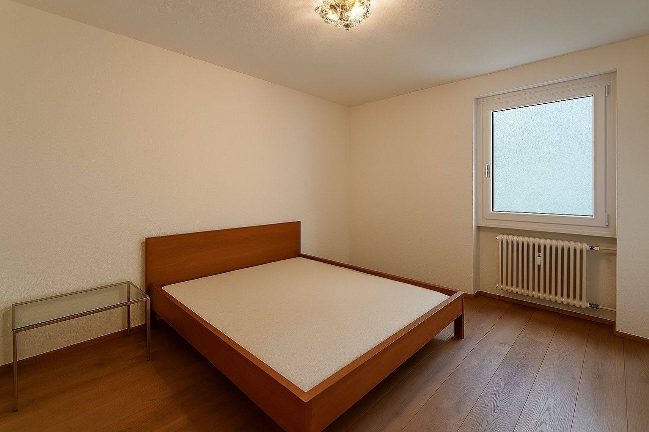 Schlichtes Schlafzimmer mit Holzbett