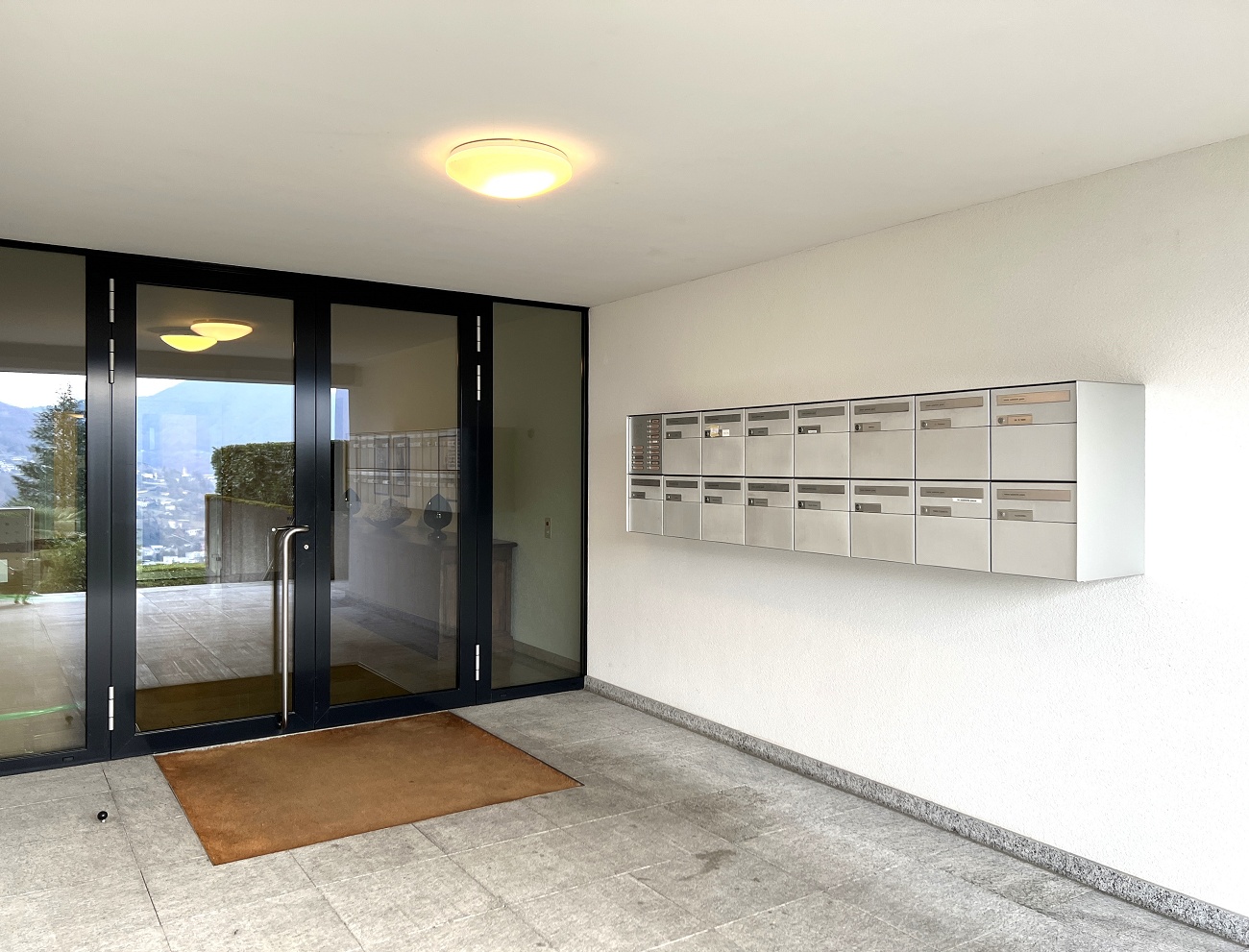 Gebäudeeingang mit Briefkästen