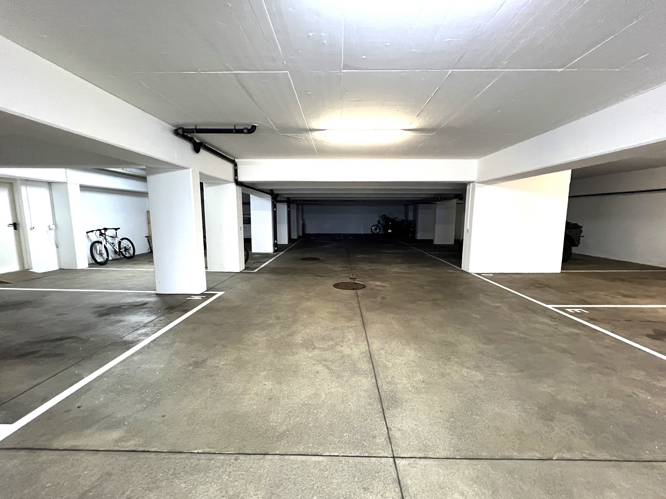 Tiefgarage mit Stellplätzen