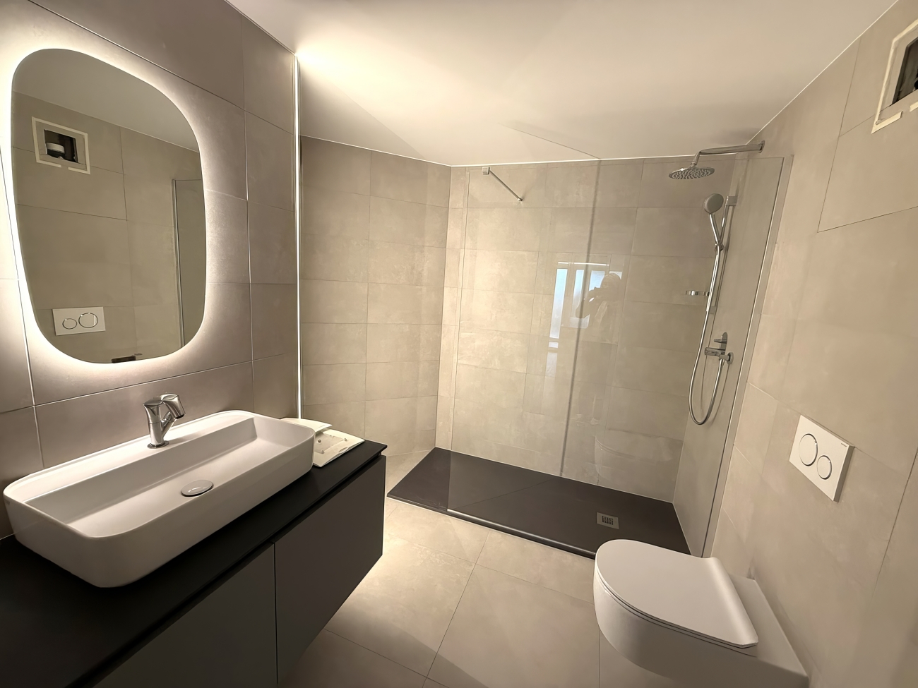 Modernes Badezimmer mit Walk-in-Dusche und LED-Spiegel