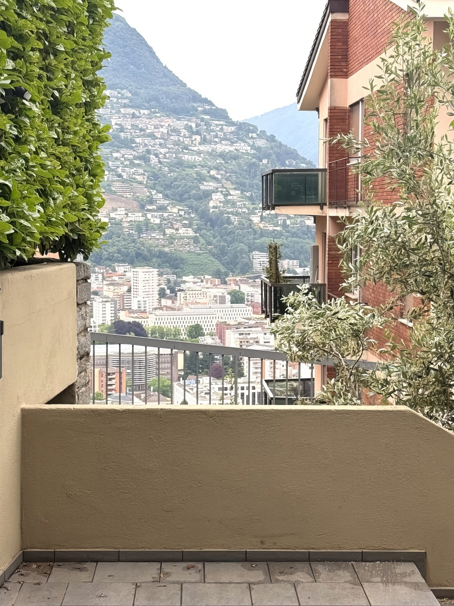 Balkon mit Berg- und Stadtblick