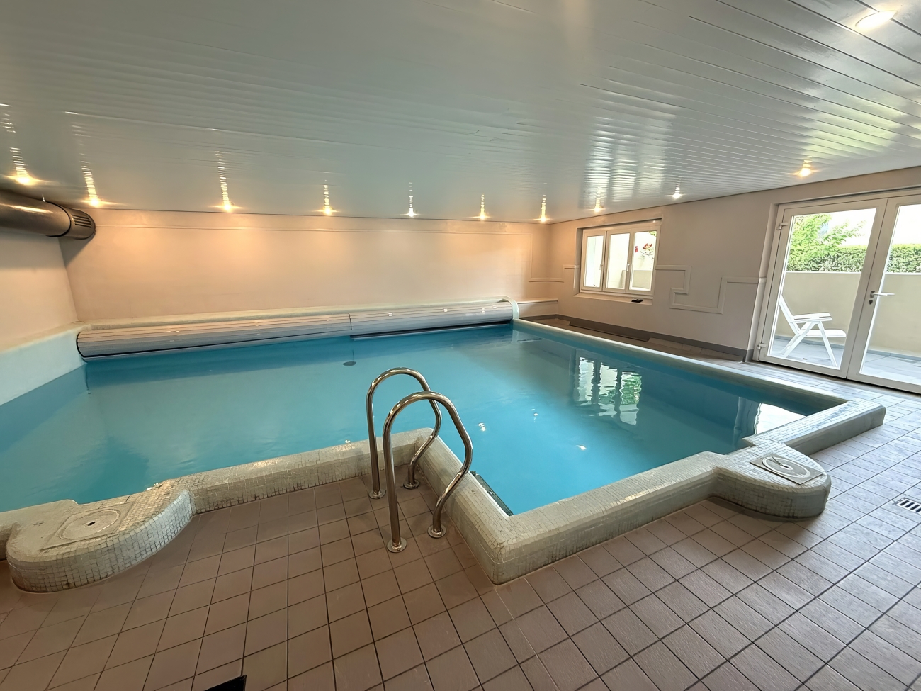 Innenpool mit Zugang zur Terrasse